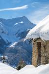 Chalet sous la neige et l'Aiguille au loin
