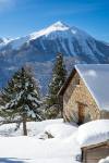 Un chalet en pierre sur fond de grande Autane