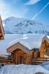 Chalet en bois traditionnel sur fond de Garabrut